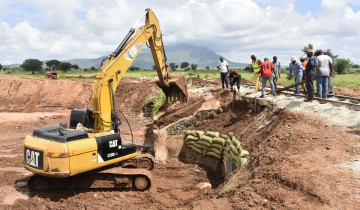 ​NAIBU WAZIRI UCHUKUZI APONGEZA TRC KWA KASI YA UKARABATI WA MIUNDOMBINU YA RELI
